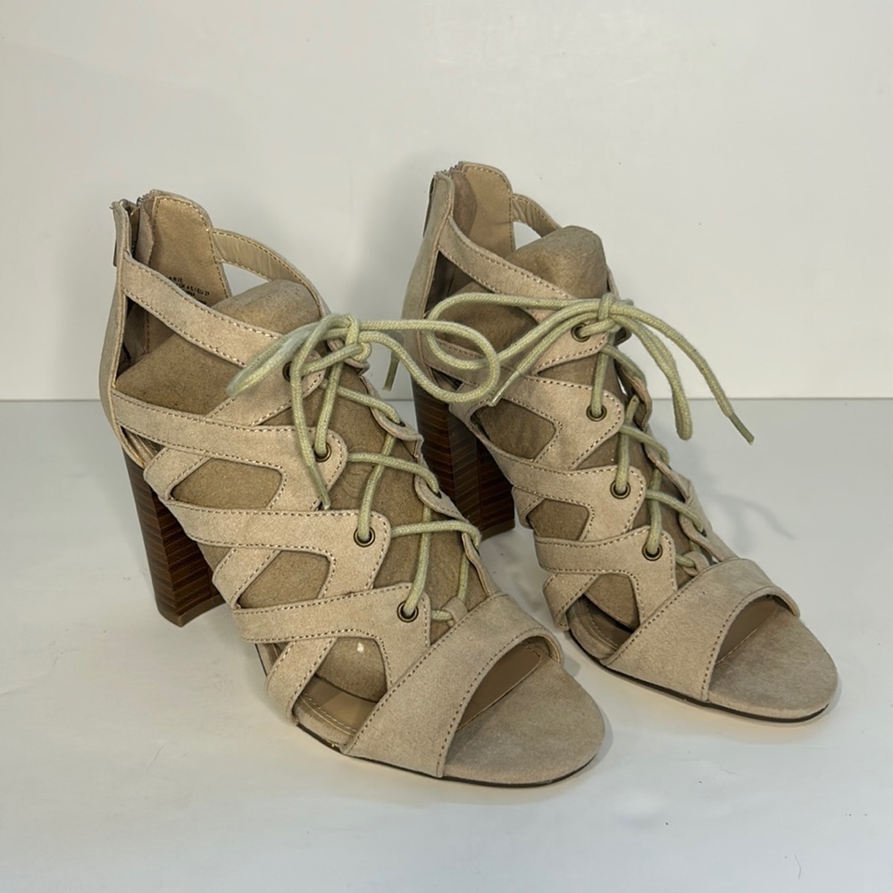 JUSTFAB NWOT Carrie Cream Faux Suede Caged Shootie Women's Size US 6.5 4" Heel